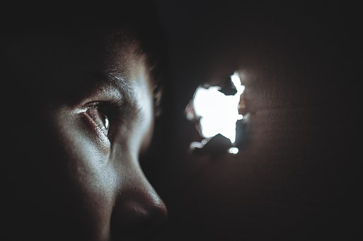 hiding-1209131__340.jpg